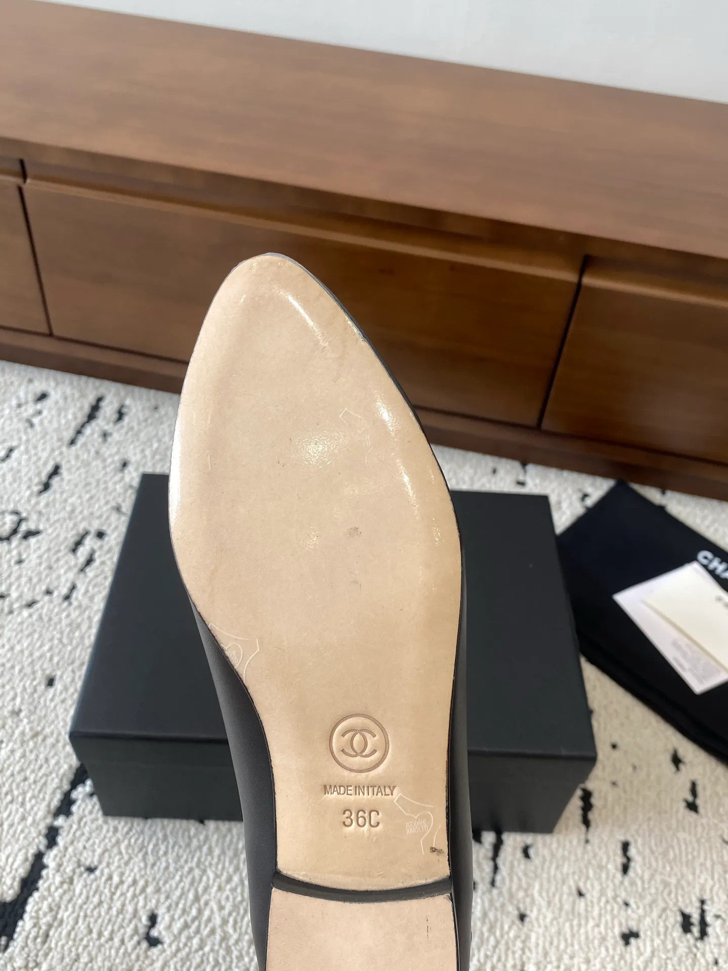 👟👟Ex-factory price 580👟👟 🍀CHANEL｜Chanel Xiaoxiang 25C new autumn and winter products, pointed-toe flat-soled deep-mouth shoes, full of retro style, elegant shoe shape, very pleasing to look at. The pointed toe makes the feet become thinner and looks slender. The classic double-C electric alluring design is particularly fashionable and elegant. The upper is made of top calf patent leather and the lining is silk sheepskin. It is super comfortable. Italian imported cowhide leather outsole. Size: 35-39 (customized 40/41) 👉 👉 👉 Buy now 👉 Buy now 👉